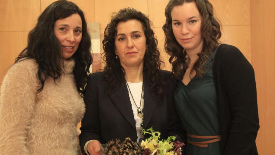 Emilia Andrade, Lola Rodríguez y Andrea Diz muestran un plato de percebes de su cooperativa.  // J. Lores