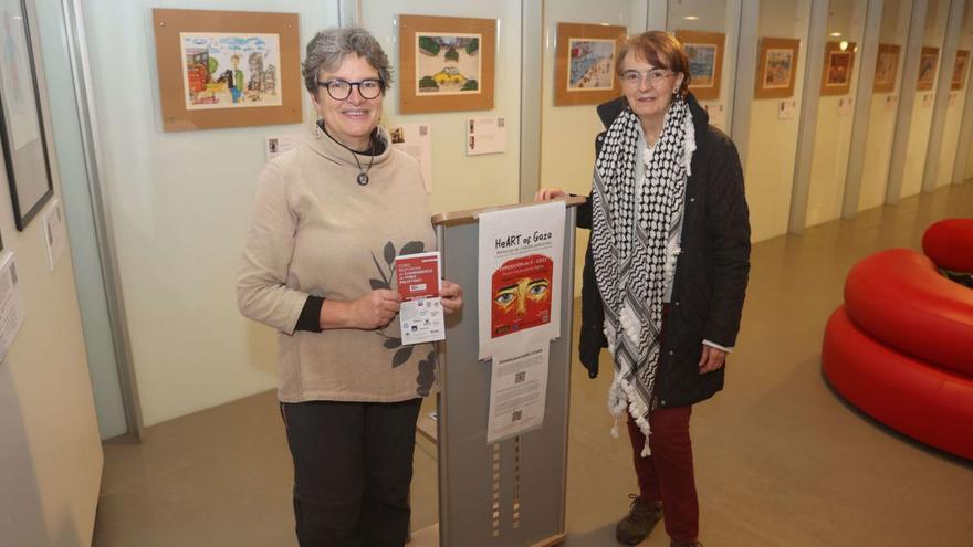 Anxos Marcos, a la derecha, con otra de las organizadoras de la exposición.