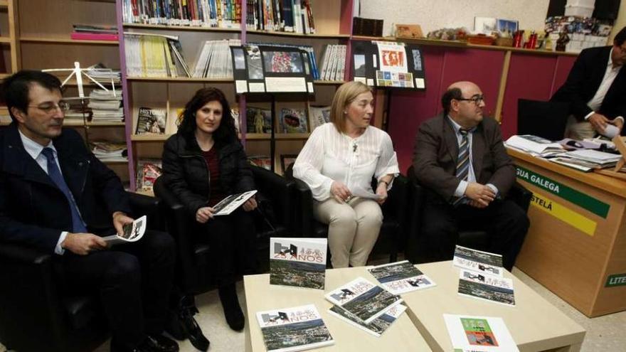 Autoridades asistentes al acto celebrado ayer en el instituto Francisco Asorey. // Iñaki Abella