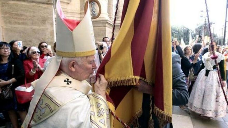 Cañizares besant la Senyera del Cap i Casal.