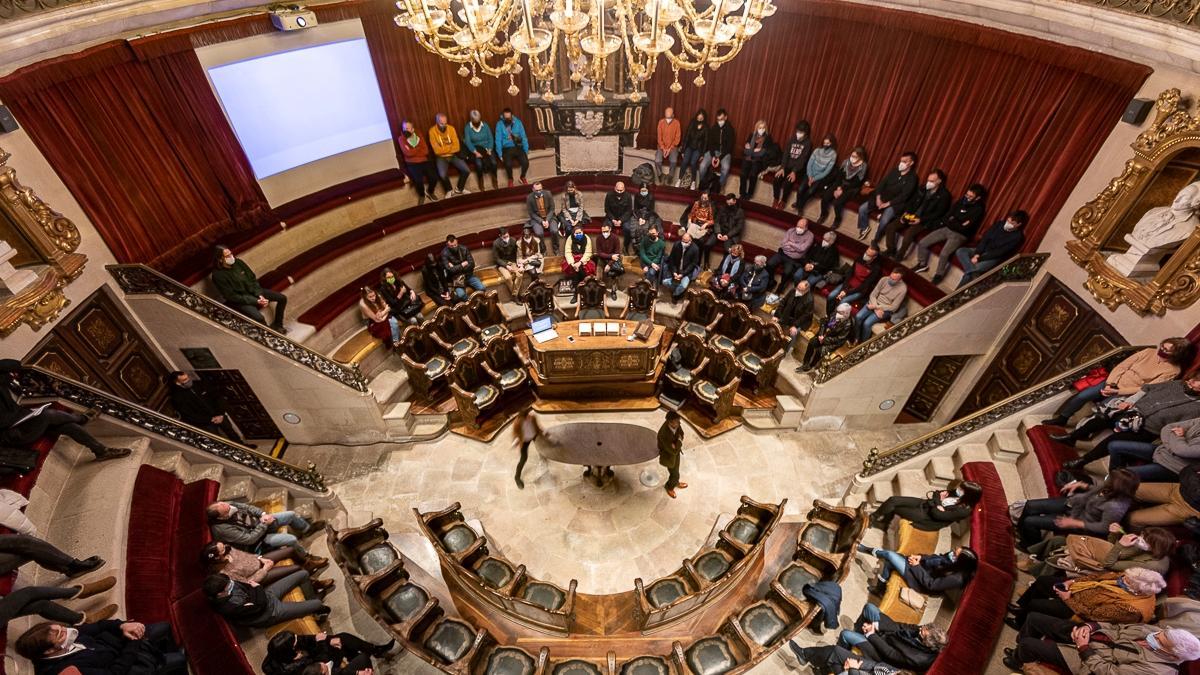 La obra transcurre en el espectacular Amfiteatre Anatòmic de la Reial Acadèmia.