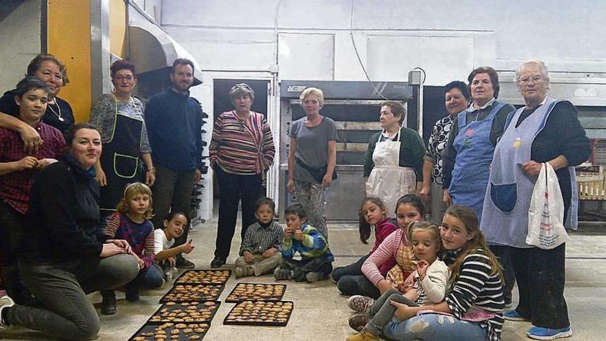 Alumnos de Roales y personas mayores en el taller intergeneracinoal de repostería.