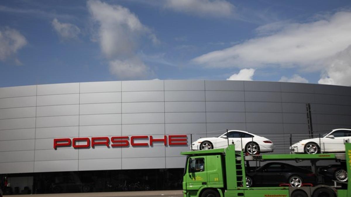 Un tráiler transporta vehículos en la fábrica de Porsche, en Stuttgart (Alemania).