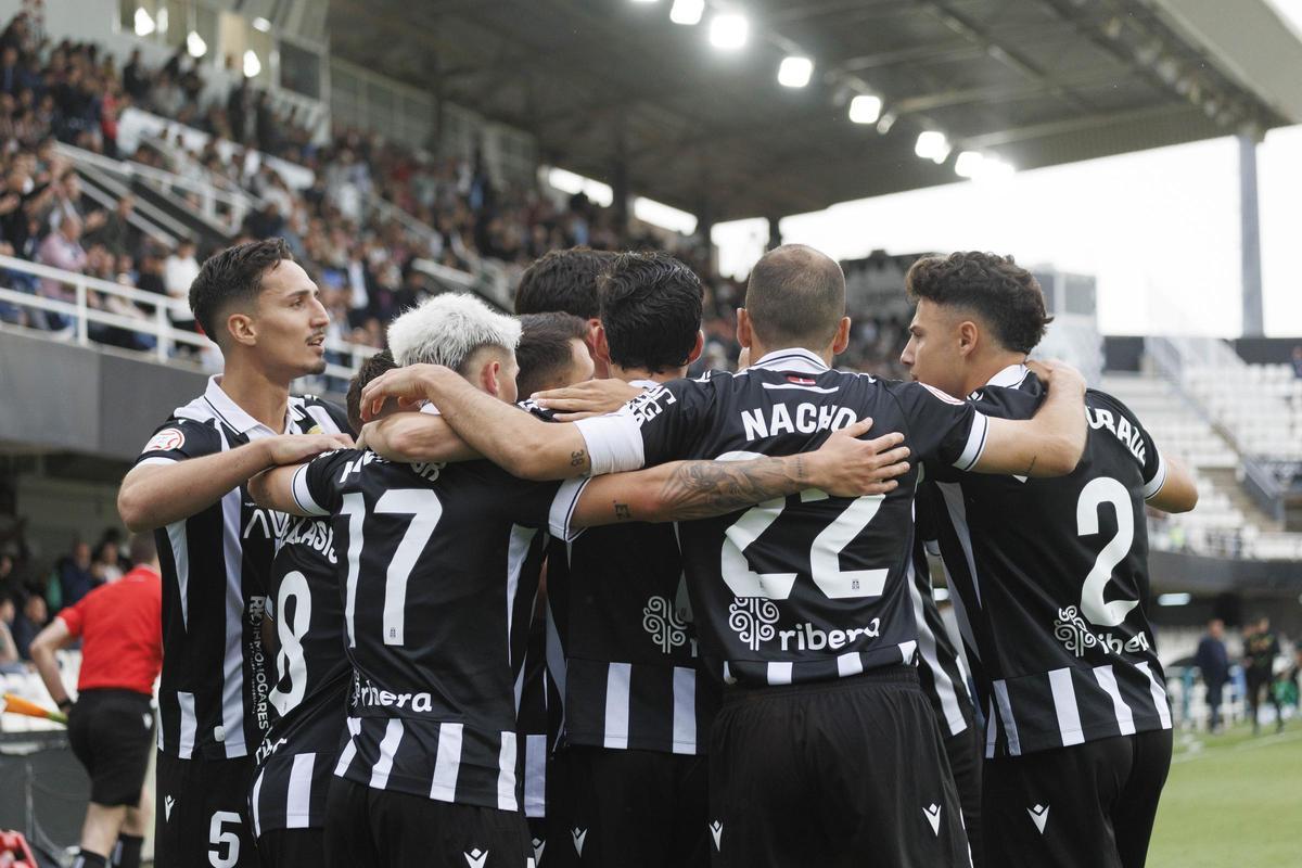 Los jugadores del FC Cartagena se abrazan celebrando un gol en el Cartagonova