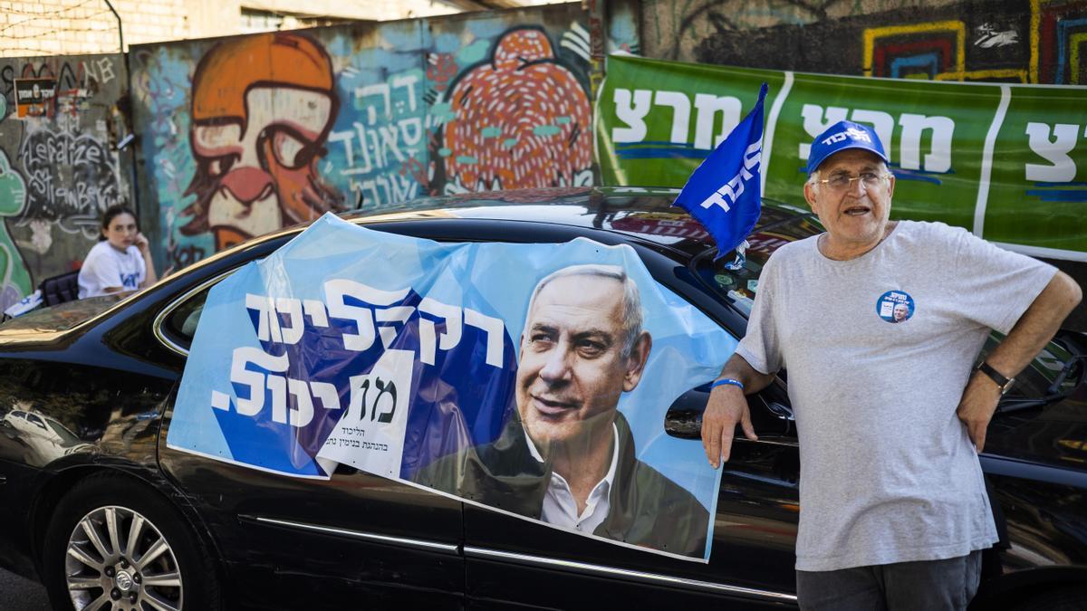 Un seguidor de Netanyahu durante la jornada electoral.