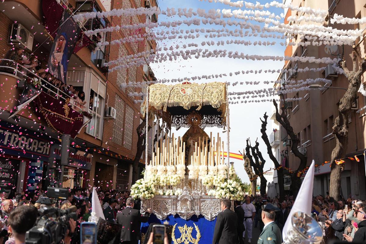 Lluvia de pétalos a la Virgen de la Palma a su paso por la calle Toledo, engalanada.