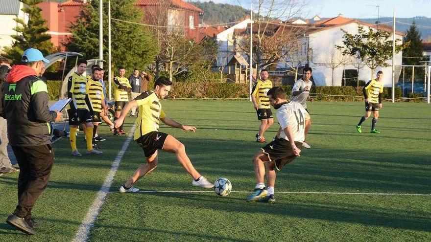 Una acción de un partido de la Liga Keniata de Moaña de la última jornada. // Gonzalo Núñez