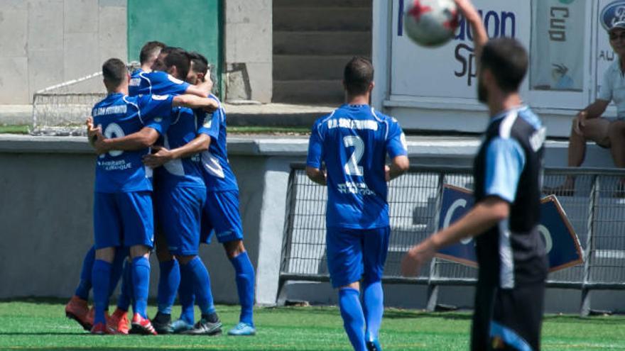 El San Fernando volvió a celebrar sus goles ante sus aficionados.