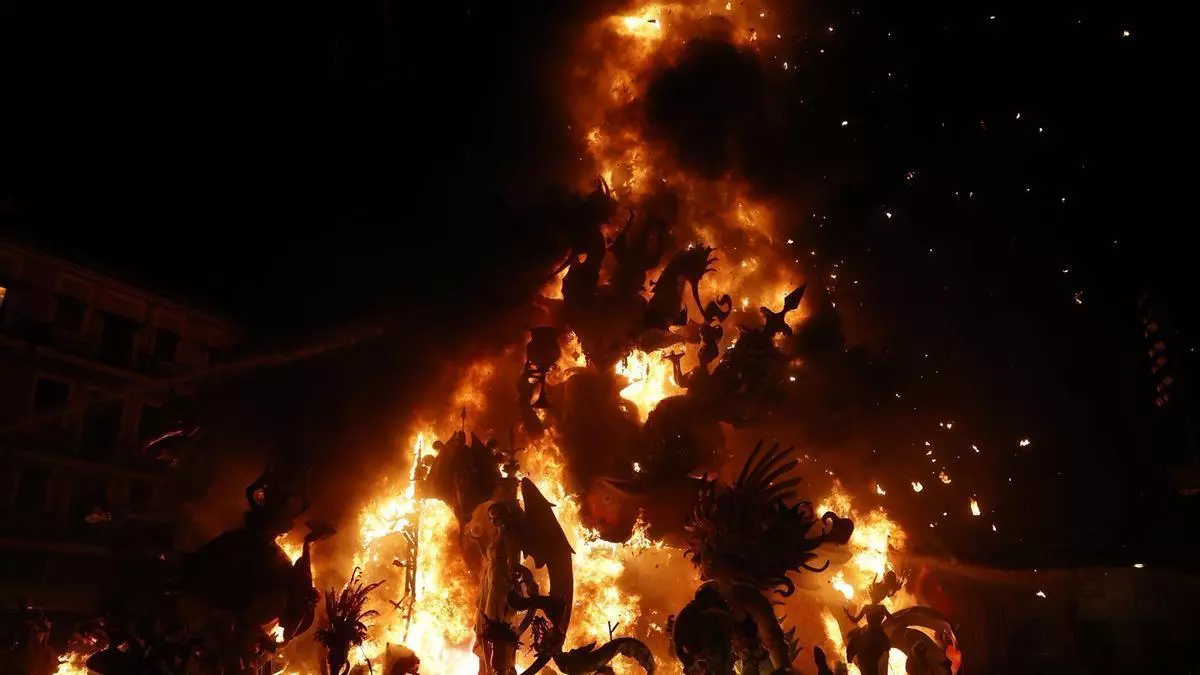 Cremà 2026: Una bola de fuego se lleva los demonios de Convento