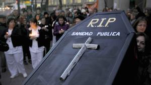 Los médicos y enfermeras del Hospital Princesa de Madrid salen a la calle para escenificar el funeral por la sanidad publica, el pasado 4 de diciembre.