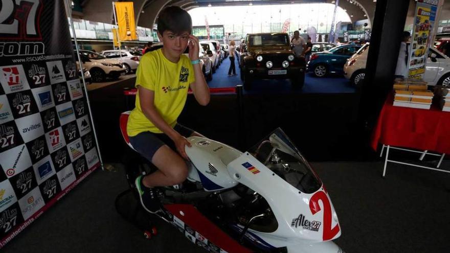 Álex Díaz, entre los suyos. El piloto avilesino Álex Díaz firmó ayer autógrafos a los aficionados en el pabellón de La Magdalena, en la tercera y última jornada de la Feria del vehículo de ocasión.