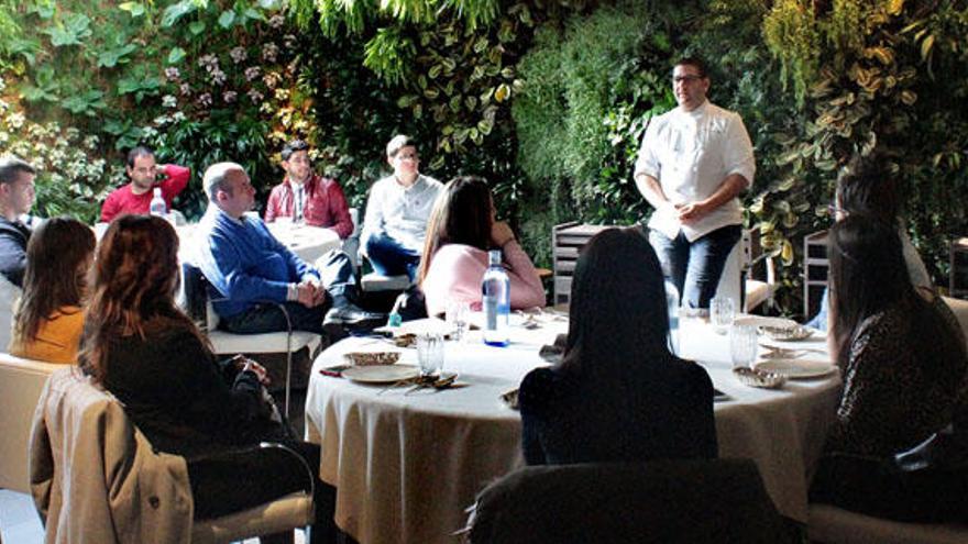 El chef Dani García, charlando con los alumnos de La Cónsula.