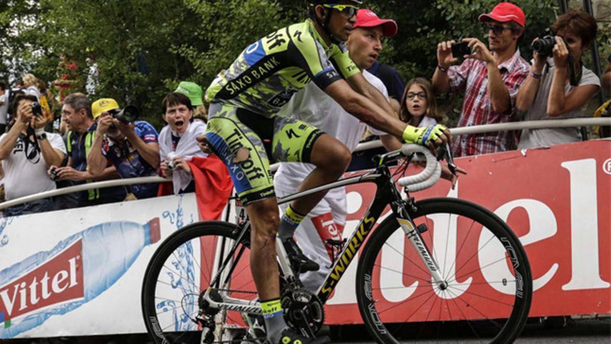 Contador llegó con el maillot roto tras su caída en Allos