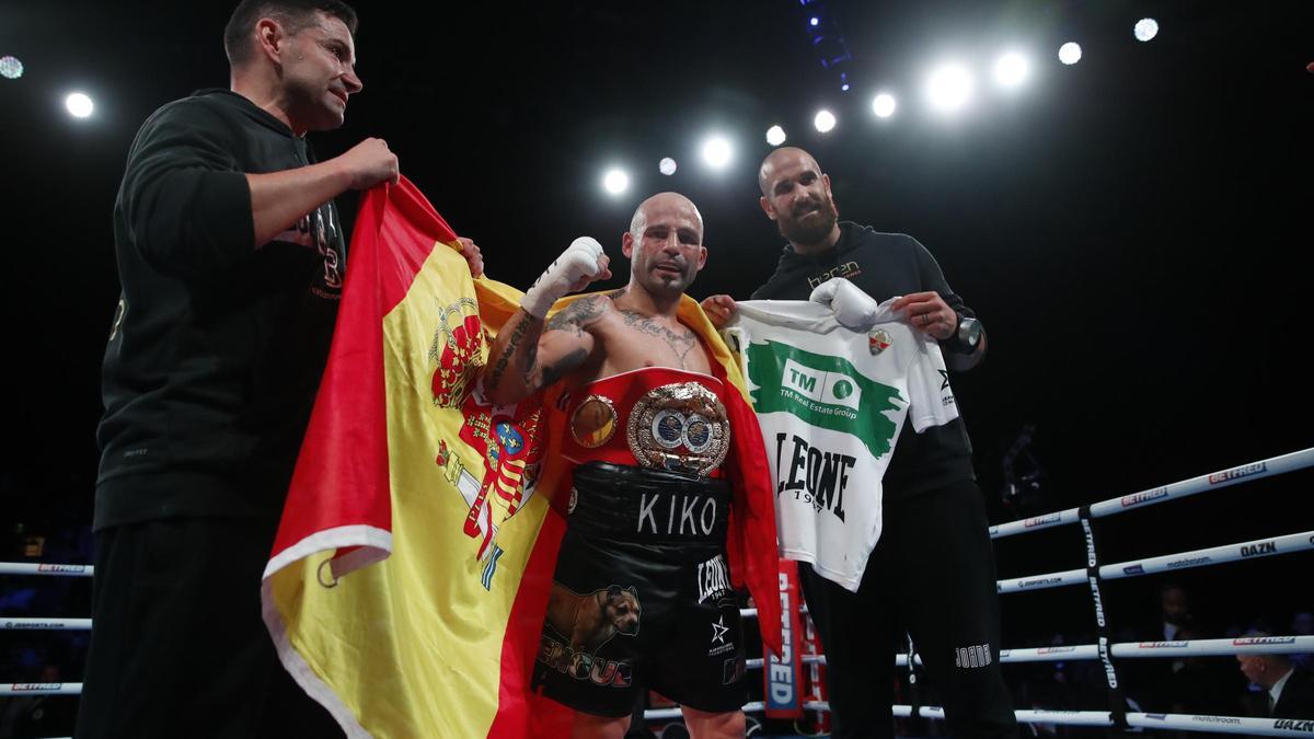 Martínez, flanqueado por una bandera de España y una camiseta del Elche.