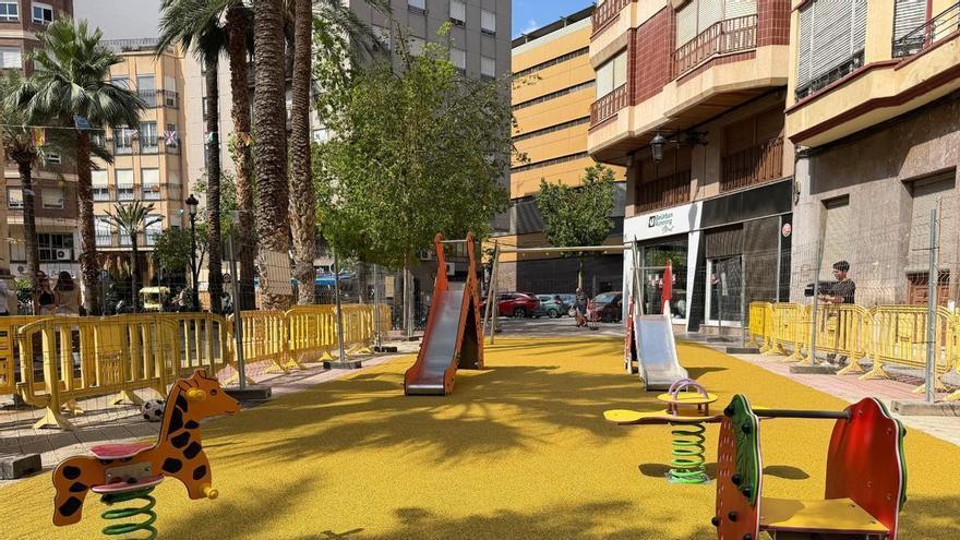 Cinco parques infantiles de Elche estrenan imagen y dicen adiós a las losetas rotas