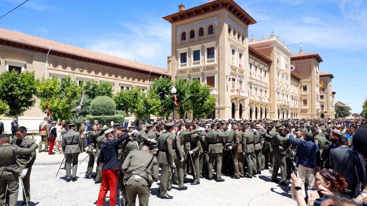 Los oficiales, eufóricos, al lanzar su boina al aire cuando el rey Felipe VI ha llamado a romper filas en la Academia General Militar de Zaragoza.