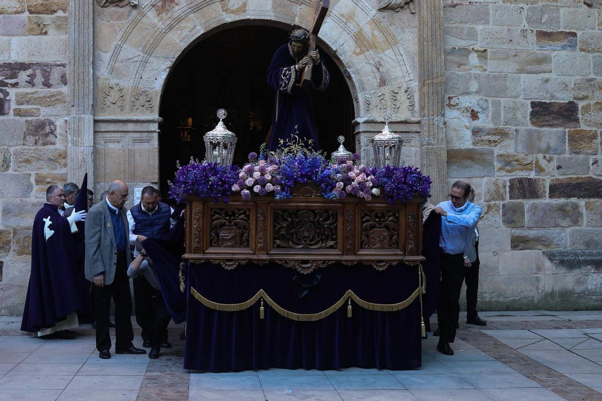 La procesión de Jesús del Via Crucis brilla modificando su recorrido habitual