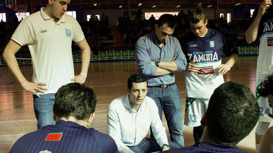 Saulo Hernández con sus jugadores, en un tiempo muerto del partido contra Agustinos.