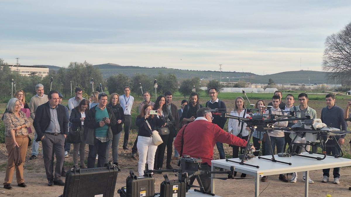 Exhibición de drones con sensores para recabar datos de cultivos.