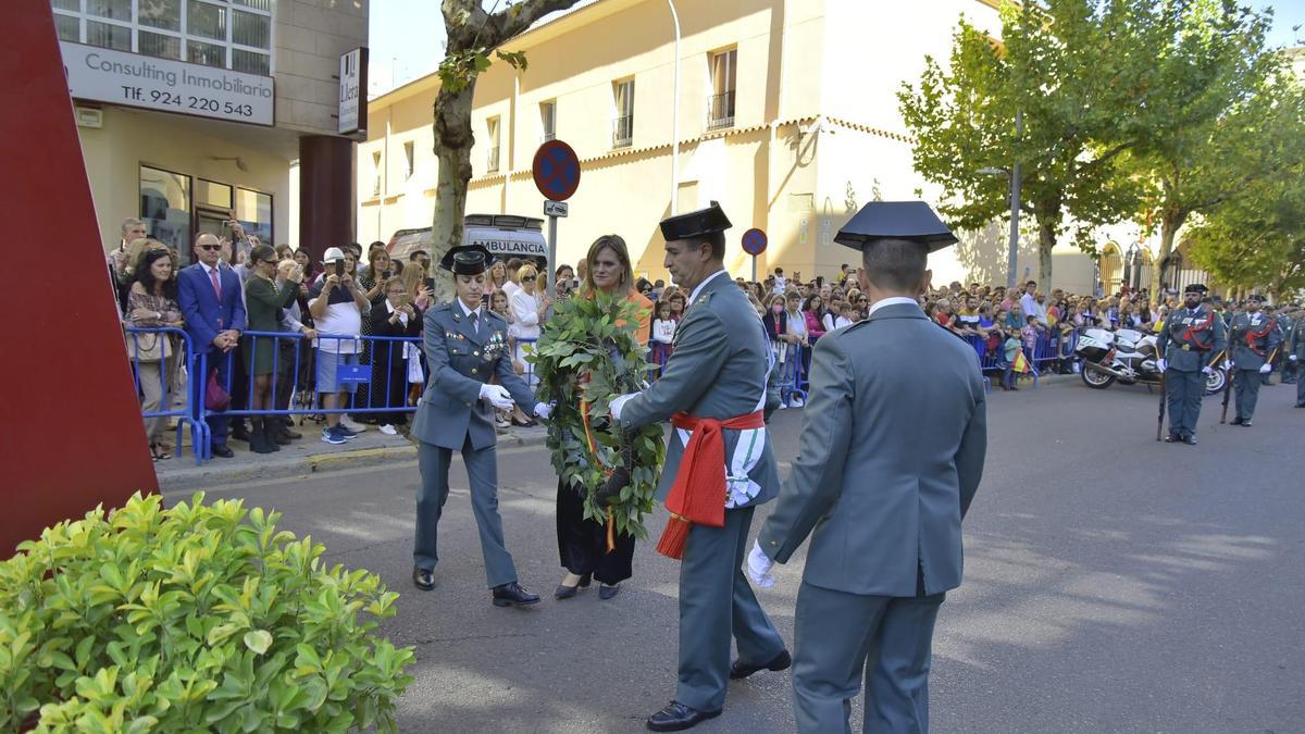 La delegada del Gobierno y el general jefe de la Guardia Civil en Extremadura depositan la corona en homenaje a los caídos.