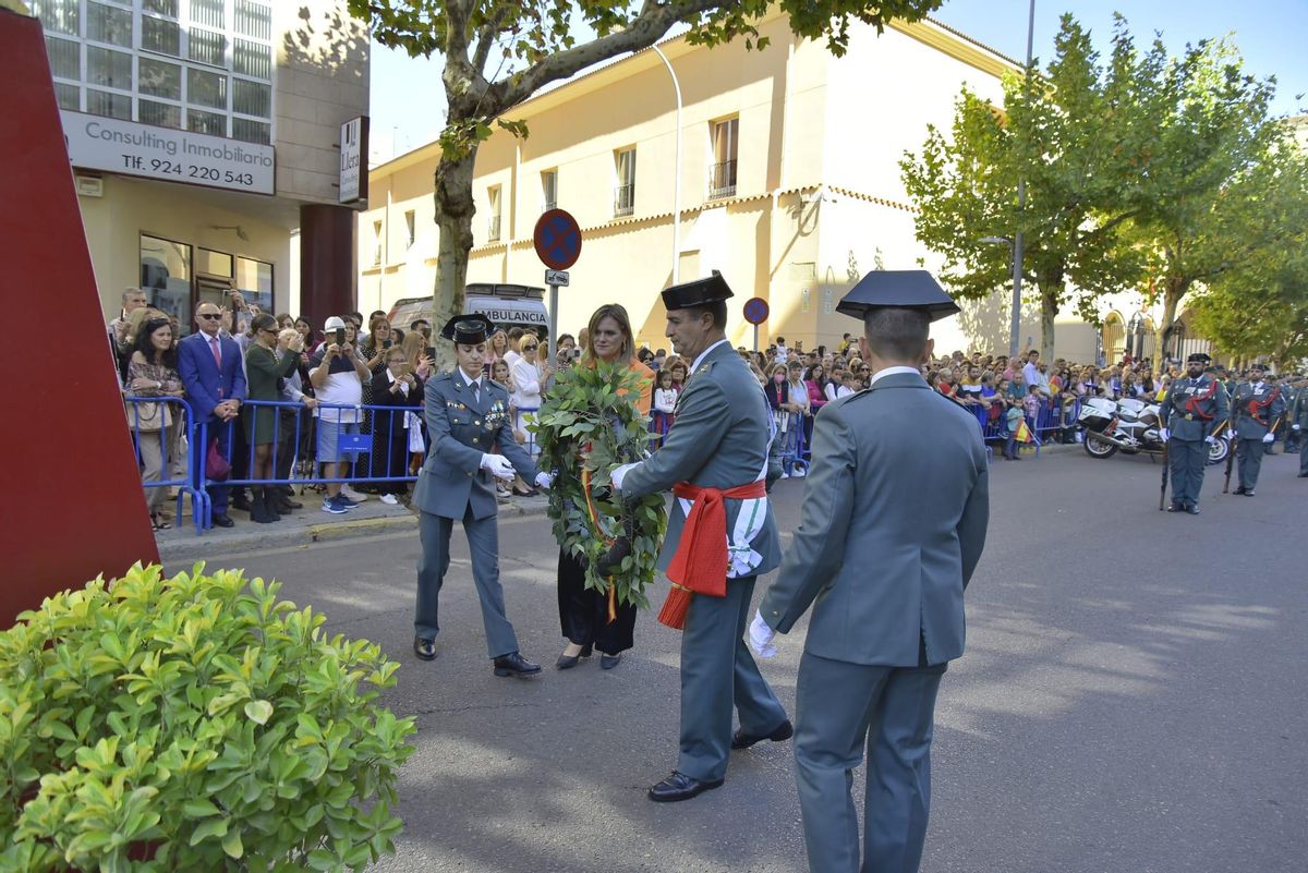 La delegada del Gobierno y el general jefe de la Guardia Civil en Extremadura depositan la corona en homenaje a los caídos.