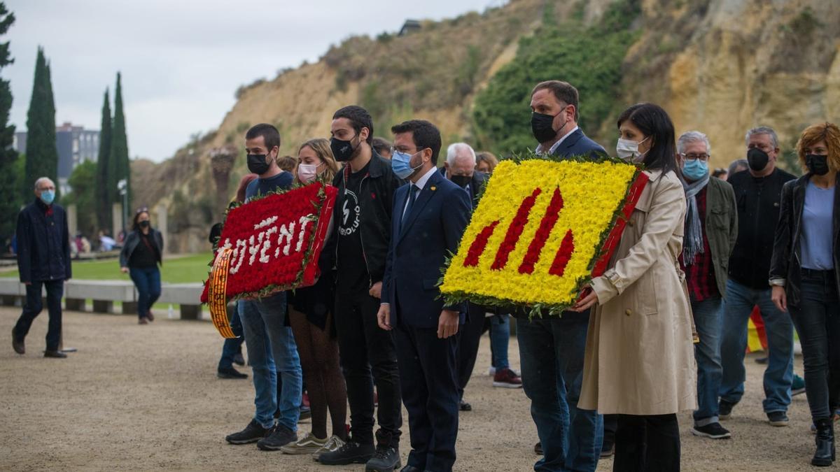 El president de la Generalitat, Pere Aragonès, amb la delegació d'ERC, encapçalada pel seu president, Oriol Junqueras, en l'ofrena floral a la tomba de l'expresident Lluís Companys
