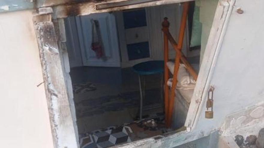 Imagen de la embarcación incendiada.