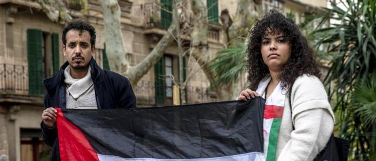 Nafi Brahim y Adjla Kabadi, fotografiados el pasado jueves en el centro de Palma con la bandera saharaui.