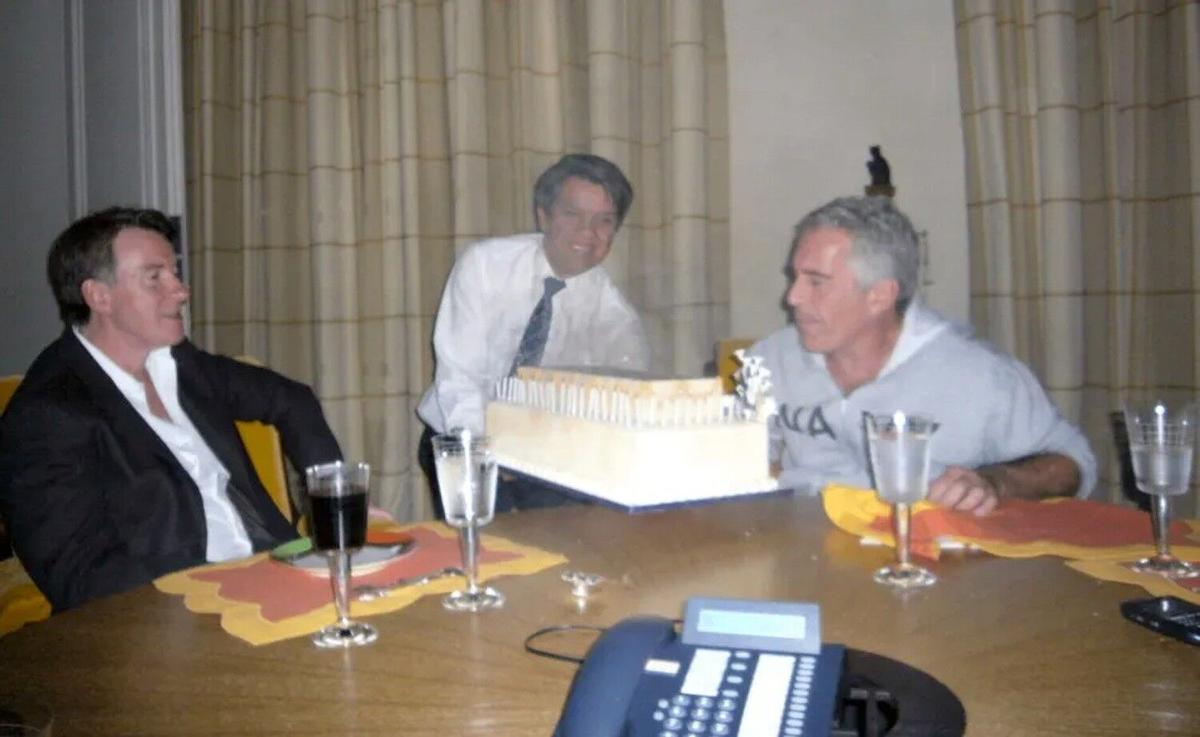 Peter Mandelson en una fiesta con el pederasta Jeffrey Epstein, en una de las fotografías desclasificadas por el Departamento de Justicia de EEUU.