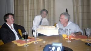 Peter Mandelson en una fiesta con el pederasta Jeffrey Epstein, en una de las fotografías desclasificadas por el Departamento de Justicia de EEUU.