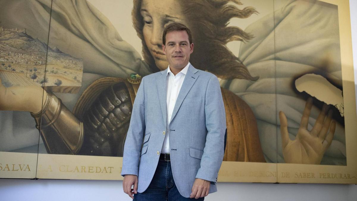 El alcalde de Xàtiva, Roger Cerdà, ante el cuadro de Manuel Boix que preside  su despacho.