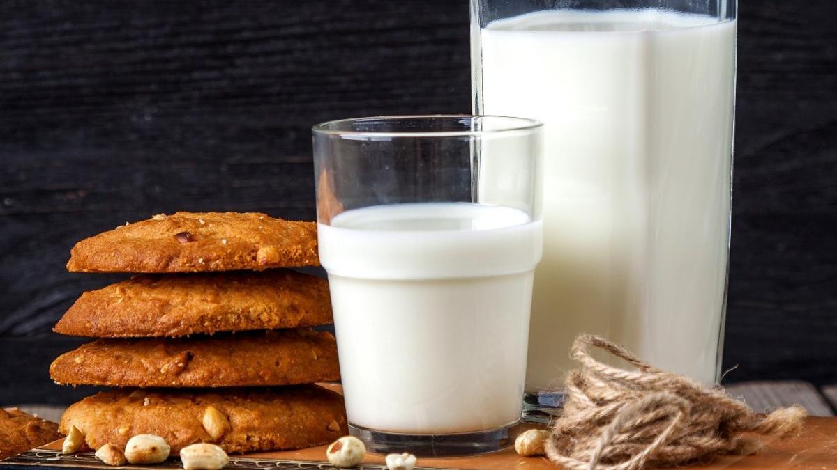 Leche con galletas, en una imagen de recurso