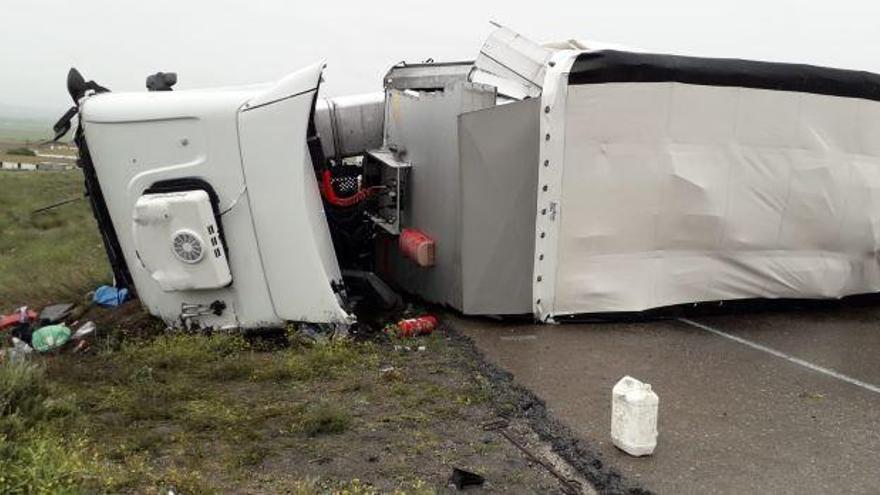 Fallece un camionero en un accidente en Pina