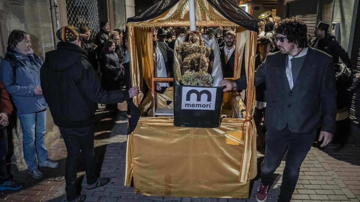 Un instant de la rua mortuòria de l'enterrament de la Sardina a Sallent