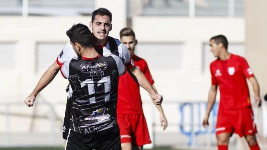 Rober celebra un gol con un compañero.