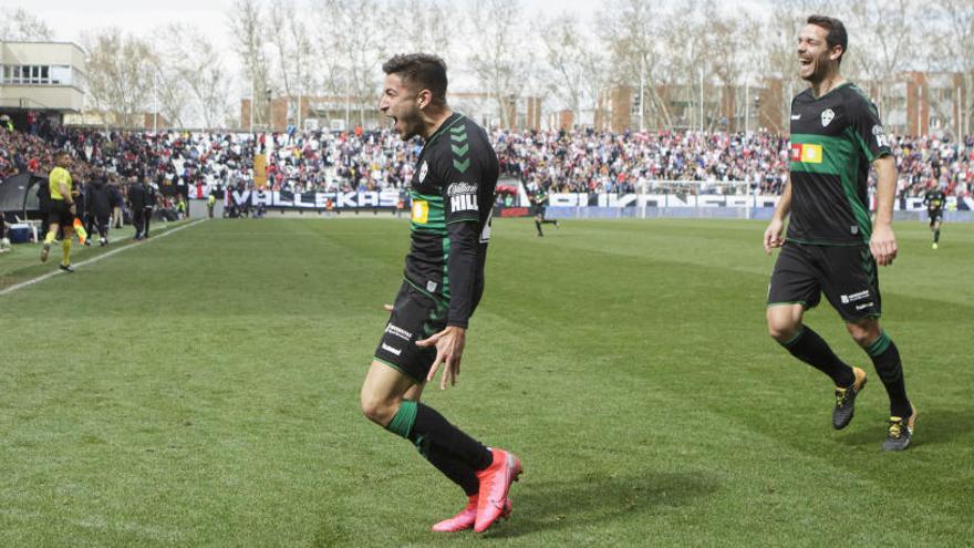 Óscar Gil celebra el gol del empate a uno del Elche en Vallecas