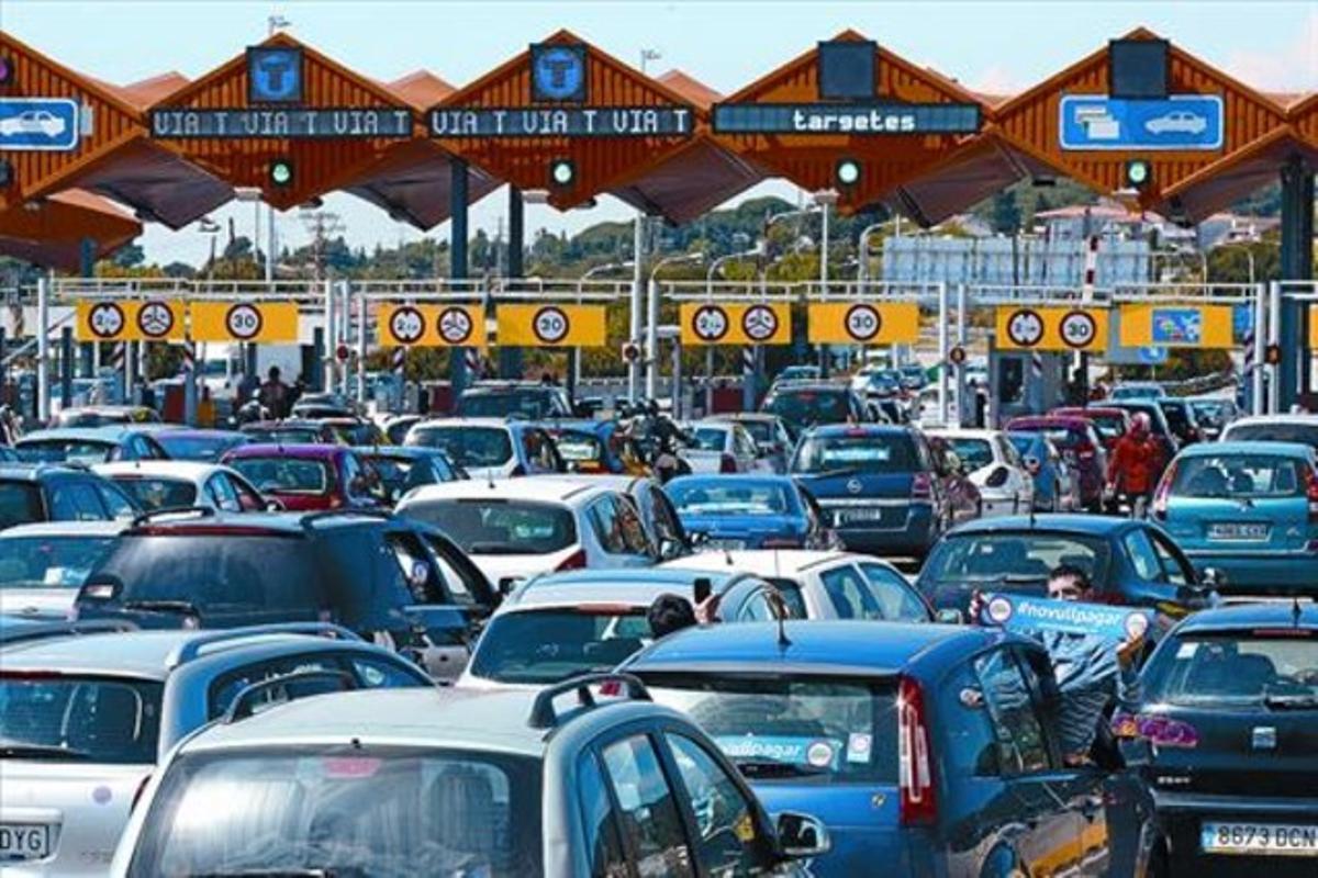El peatge de l’autopista C-32 a Vilassar de Mar, ahir al migdia, en el moment culminant de la protesta. El peatge de l’autopista C-32 a Vilassar de Mar, ahir al migdia, en el moment culminant de la protesta.
