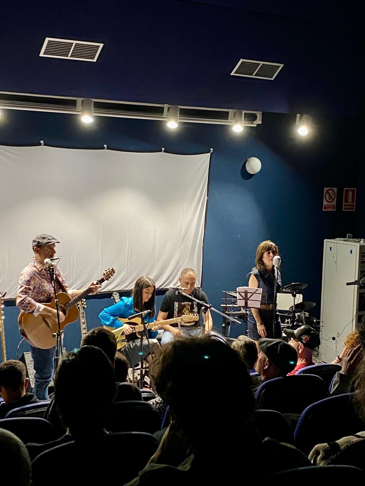 Actuación del grupo Folkabillies &amp; Friends en la Escuela de Idiomas el año pasado.