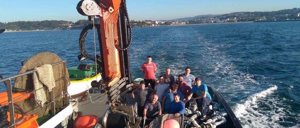 Marineros de un cerquero de la Ría de Vigo saliendo ayer del puerto de A Coruña. // FdV