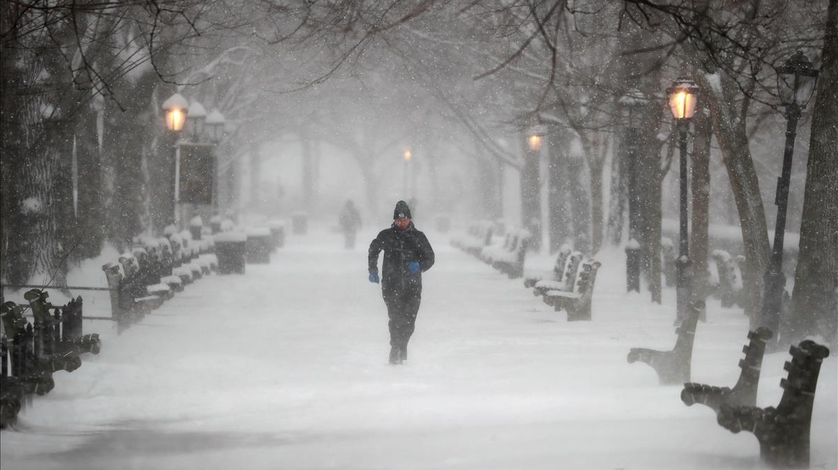 Un hombre corre por el Parque de Riverside durante la tormenta en el Uper West Side de Manhattan 