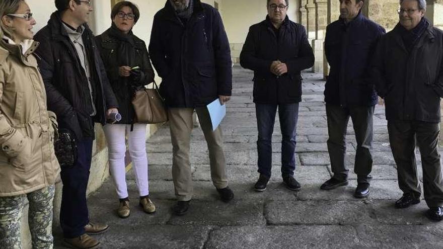 Los concejales del PP a las puertas de la Plaza Mayor.