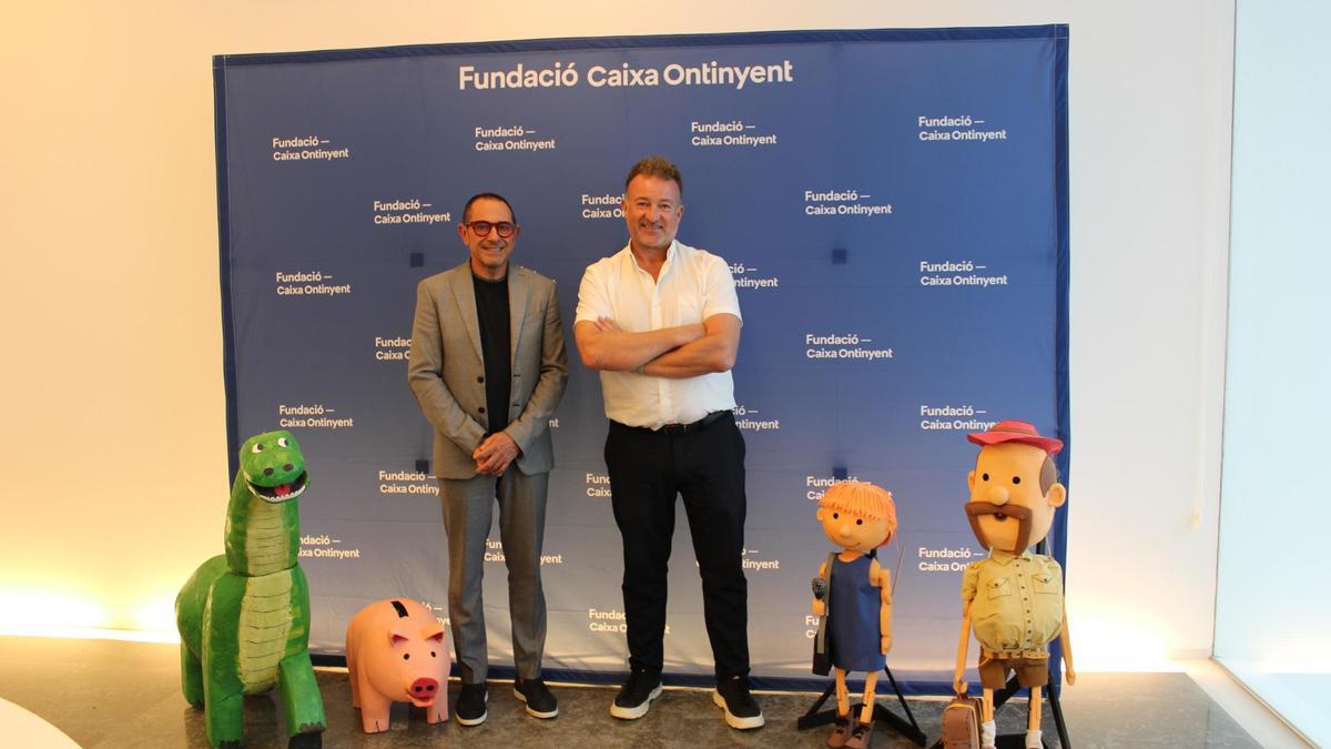 José Pla y Roberto Sanz junto a las marionetas.