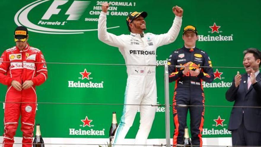 Lewis Hamilton, celebrant la victòria d&#039;ahir en el Gran Premi de la Xina al podi que va compartir amb Vettel i Verstappen.