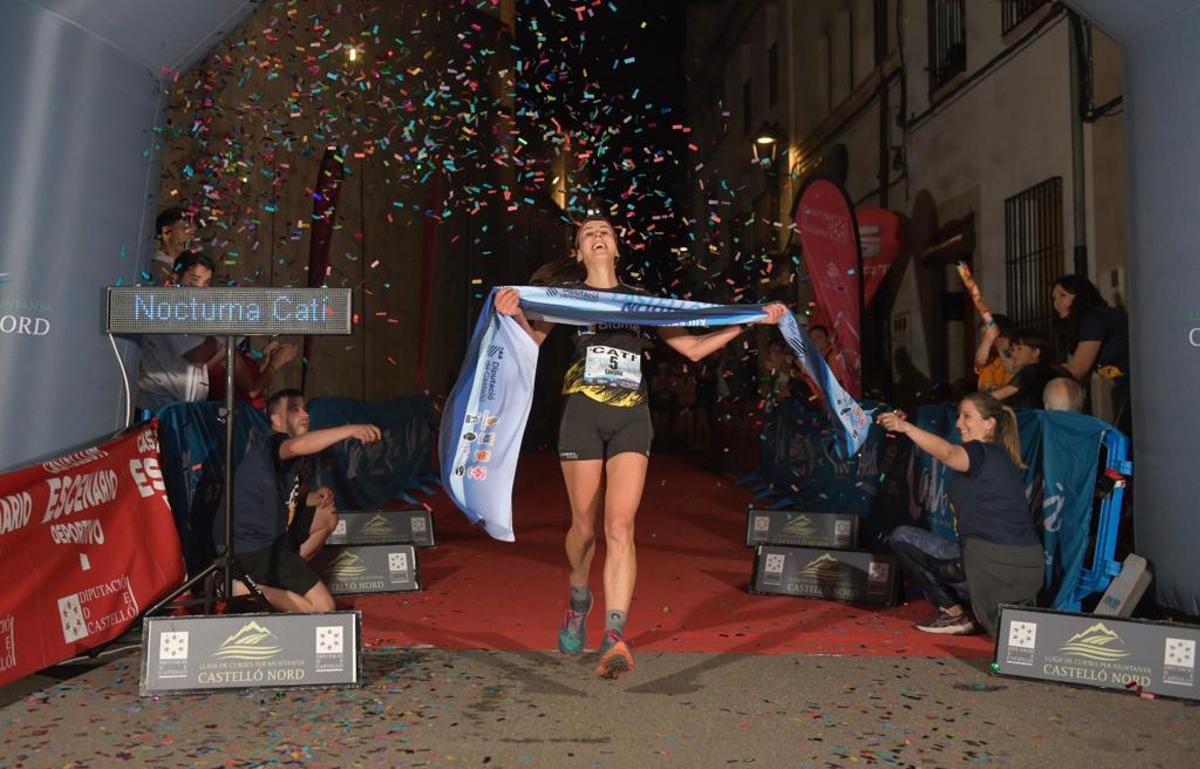 Sandra Lafuente celebra su triunfo en la llegada a meta.
