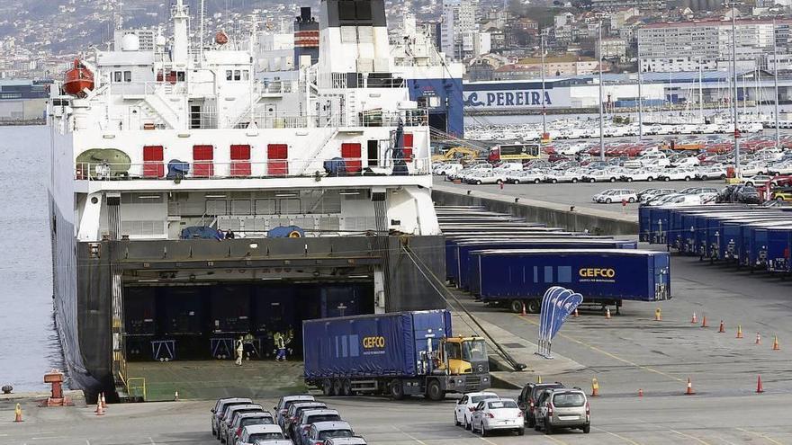 Carga de vehículos en una terminal del puerto de Vigo.