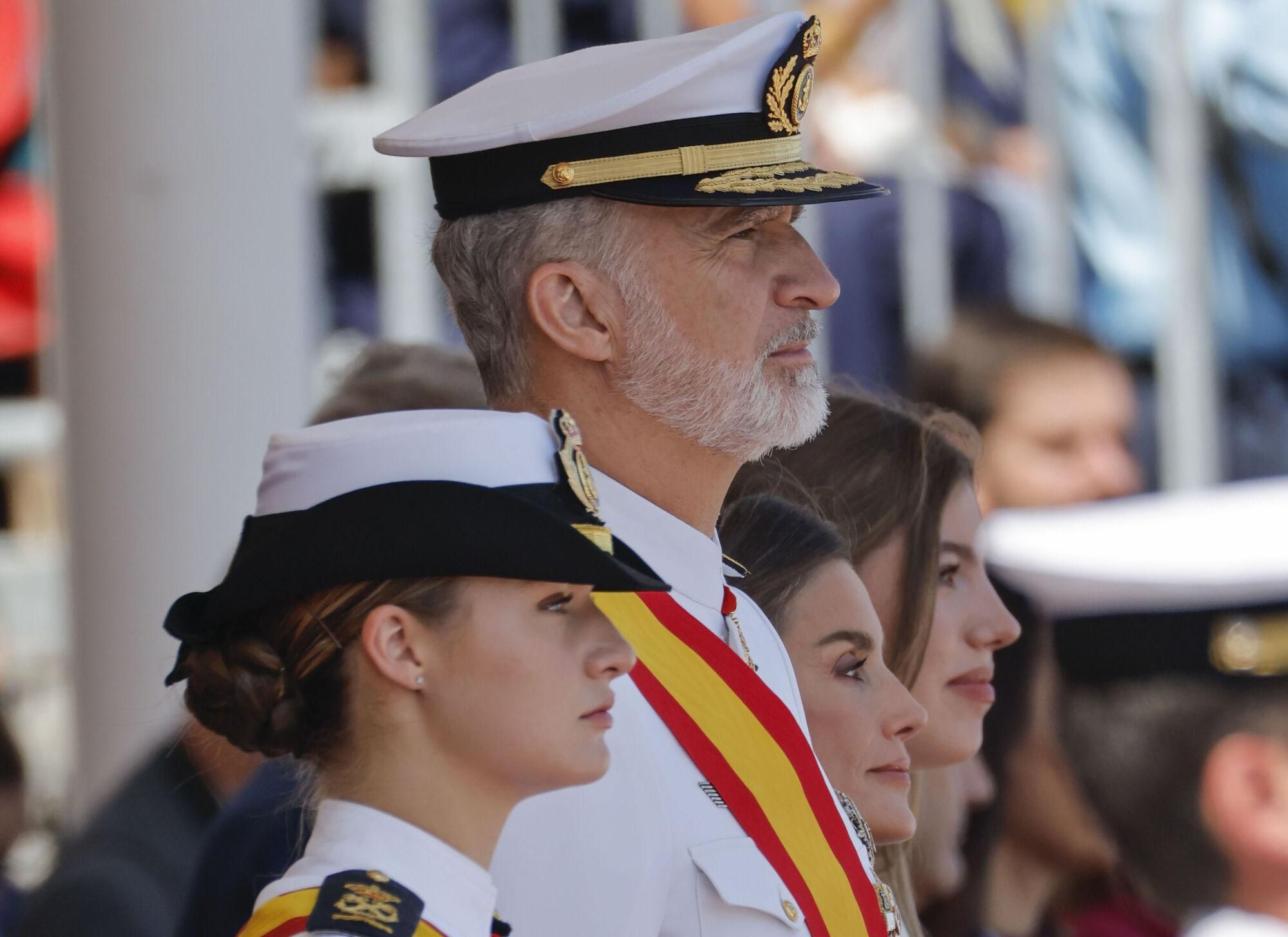 MARÍN (PONTEVEDRA), 16/07/2025.- El rey Felipe VI tras entregar a la princesa Leonor (i) la Gran Cruz al Mérito Naval, durante la entrega de reales despachos a los nuevos oficiales en la Academia Naval de Marín, un acto al que asisten la reina Letizia (2d) y la infanta Sofía (d), este miércoles. EFE/ Lavandeira Jr