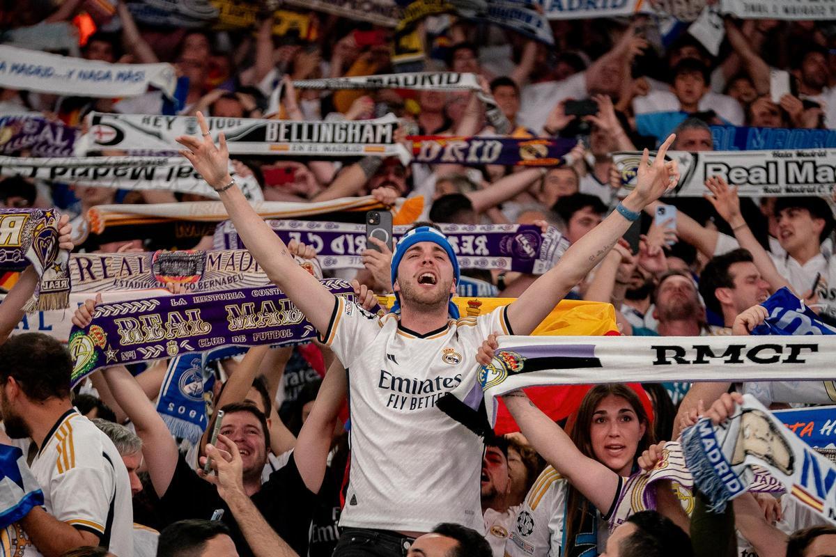 El Real Madrid celebra la Decimoquinta Copa de Europa con su afición.