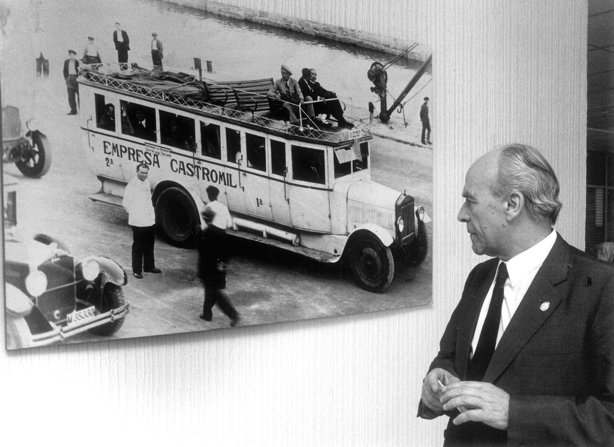 Ramón Castromil Ventureira, ante una foto con algunos autocares pioneros de la empresa