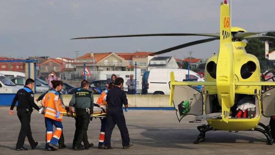 Momento en que introducen a Francisca Lois Piñeiro en el helicóptero que la trasladó al hospital de Vigo. // Muñiz