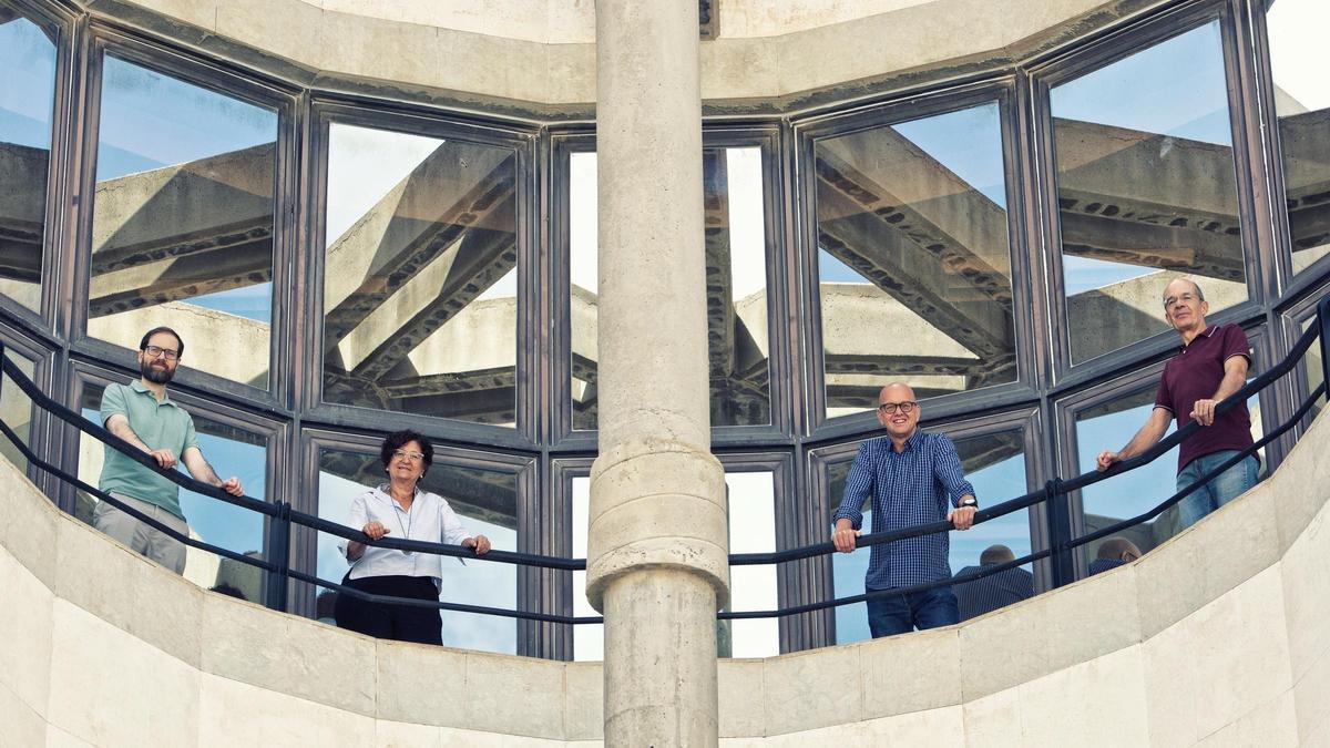 Hans Bleichrodt y Carmen Beviá, en el centro, acompañados por Savid Jiménez, a la izquierda, y por Joel Sandonís, a la derecha.